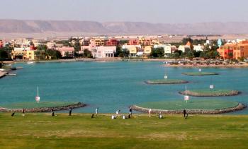 Die Drivingrange in El Gouna. Man spielt auf kleine Inseln in der Lagune
