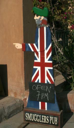 Schild mit Hinweis für das Smugglers Pub in der Abu Tig Marina