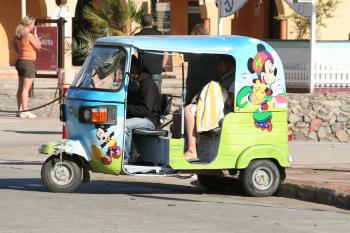 Tuk Tuks siht man überall in ElGouna. Sie sind preiswert und schnell am Ziel.