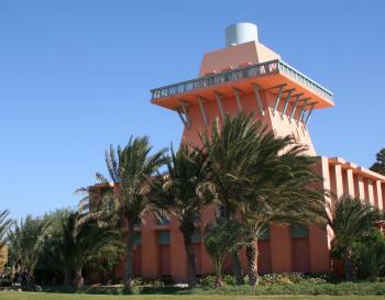 Aussichtsturm am Golfplatz von El Gouna. Er bietet eine phantastische Aussicht über die ganze Lagune.