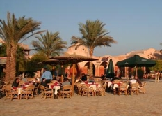 Terrasse des Tamr Henna Restaurants auf dem gleichnamigen Platz in Downtown el Gouna